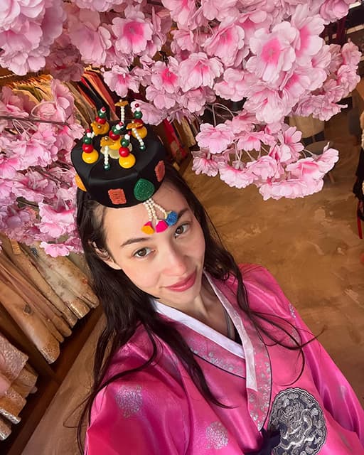 「祖先の故郷、釜山へ」水原希子、伝統衣装に身を包んだ一枚に「可愛い」の声続出！