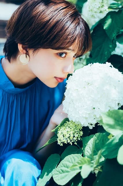 CANDY TUNE・南なつ、梅雨の風物詩との2ショットで大人っぽいショートヘア姿を披露！「ドキドキやばい」とファンから大反響