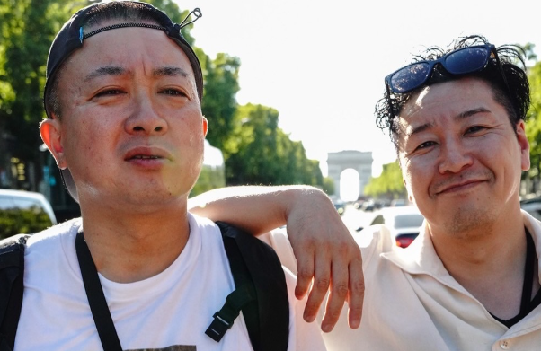 「おフランス」で満喫！チョコプラ・長田庄平、凱旋門前で松尾駿と旅ショット披露