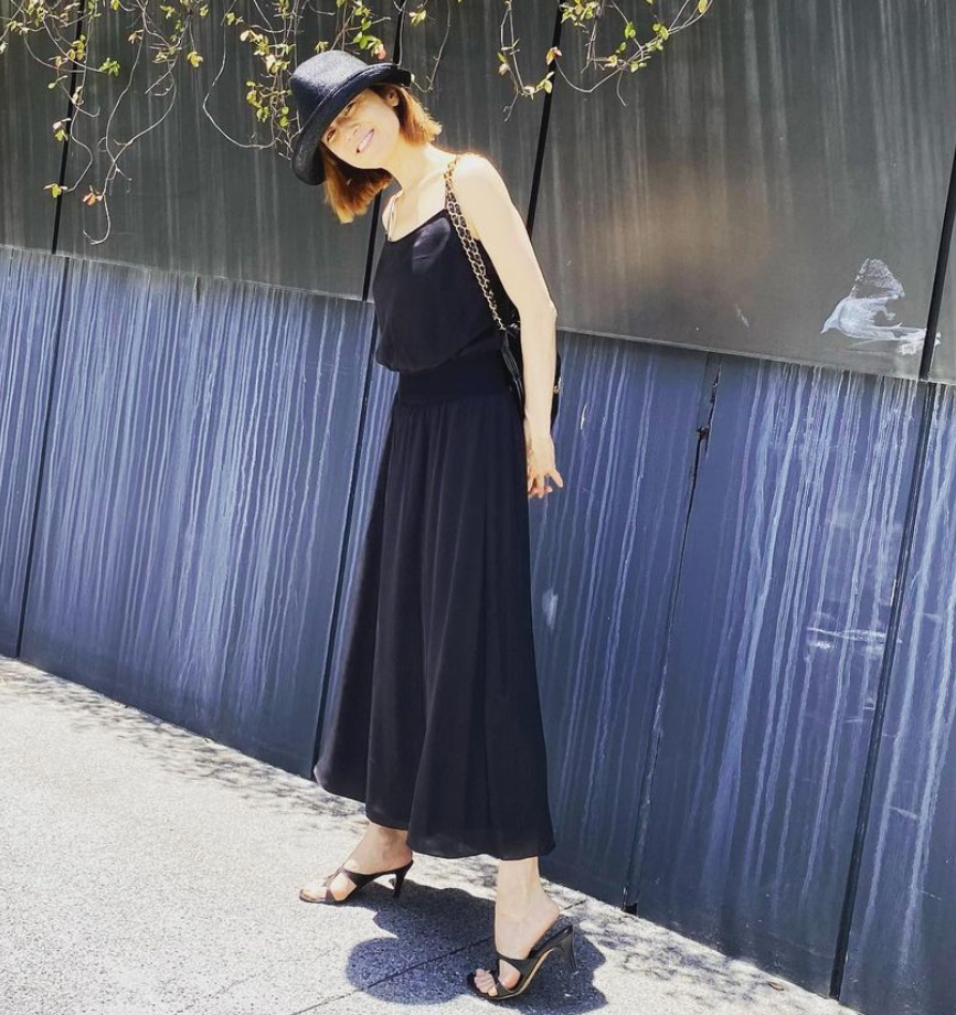 奇跡の美魔女💖 高岡早紀さんがノーズリーブワンピ👗姿で娘とデート🌈