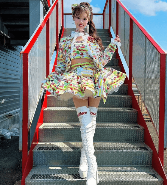 「 新コスチューム 凄いでしょー？」人気レースクイーン、”乙女カラフル”なコスチュームショットにファン眼福状態！「可愛すぎる」