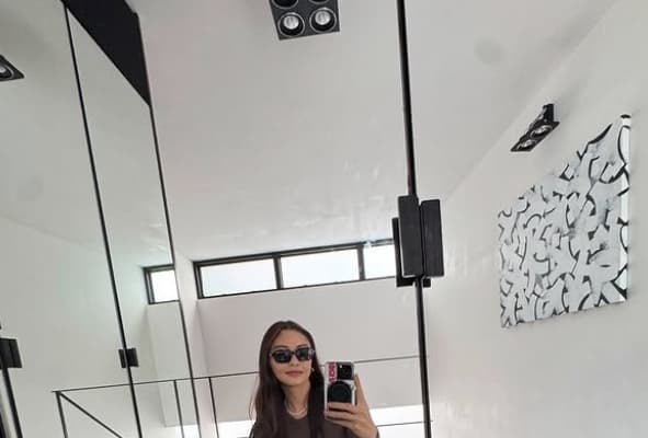 「服は何年も着てるけど…」滝沢眞規子、小物で“今”を楽しむ私服コーデが素敵すぎた