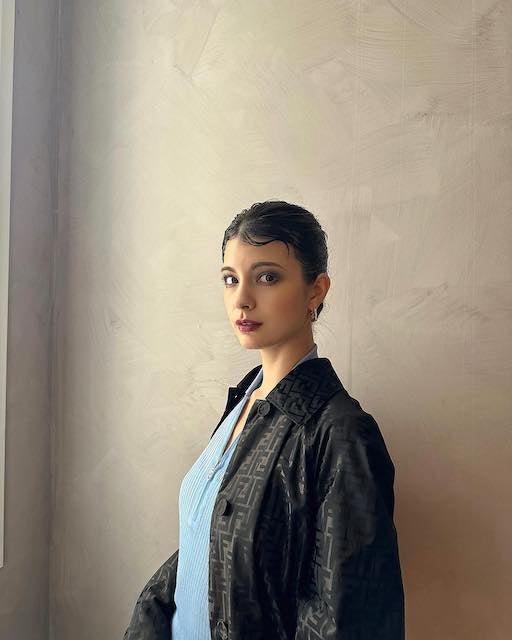 ”まるで絵画” マギーのクールビューティなコーディネートにファン称賛