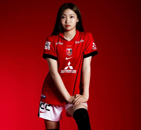 「プリンセス！」美女サッカー選手・秋本佳音、”お団子・美髪著しいロングヘアショット”を披露！ユニ着用でエネルギー全開