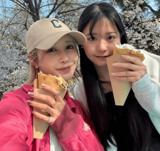 「美女がお二人も」美女ゴルファー、”溺愛してる”姪っ子とのレアショットを披露！ムービーにも注目「美形家族だー」