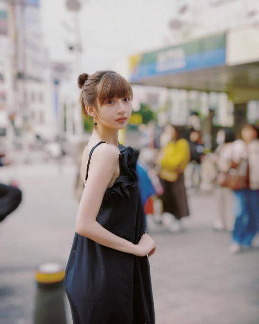 荻野由佳、春の街角で魅せた黒ワンピ姿が美しすぎる…