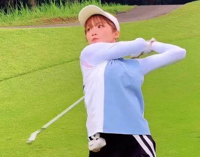 「運動もできて可愛いのはずるい」美女トレーナー、ゴルフ女子モードに！スイング＆グリーンアプローチのムービーにファン歓喜