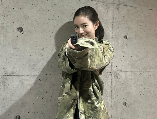 「ハート撃ち抜かれてた」スポーツ美女子、サバゲーモードのスイッチ・オン！ハート狙い撃ちショットムービーにファンとろける