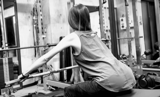 「鍛え続けるあなたは美しい。」プロ雀士の美魔女、モノクロ・ワークアウトムービーを公開！ファンを夢中にさせる