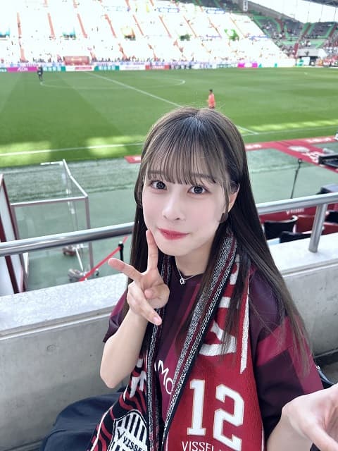 話題の人気アイドルがヴィッセル神戸戦を観戦！タオルマフラーに