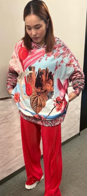 お笑いタレント 平野ノラ 珍しい模様の洋服を公開！「受話器と桜📞🌸🌸🌸」