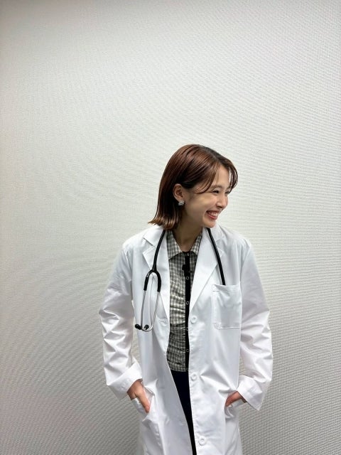 「白衣似合ってる」寺本莉緒が女医さんに変身⁉