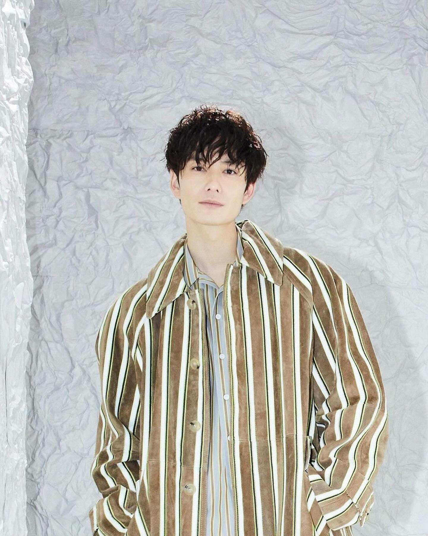 俳優・岡田将生ストライプの洋服が素敵💞「映画のワンシーンのよう✨」