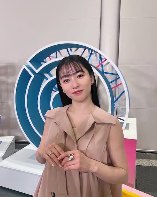 「ワンピもリングもデザインが凝っていて…」桜井日奈子の番組オフショットにファンからコメント続々！