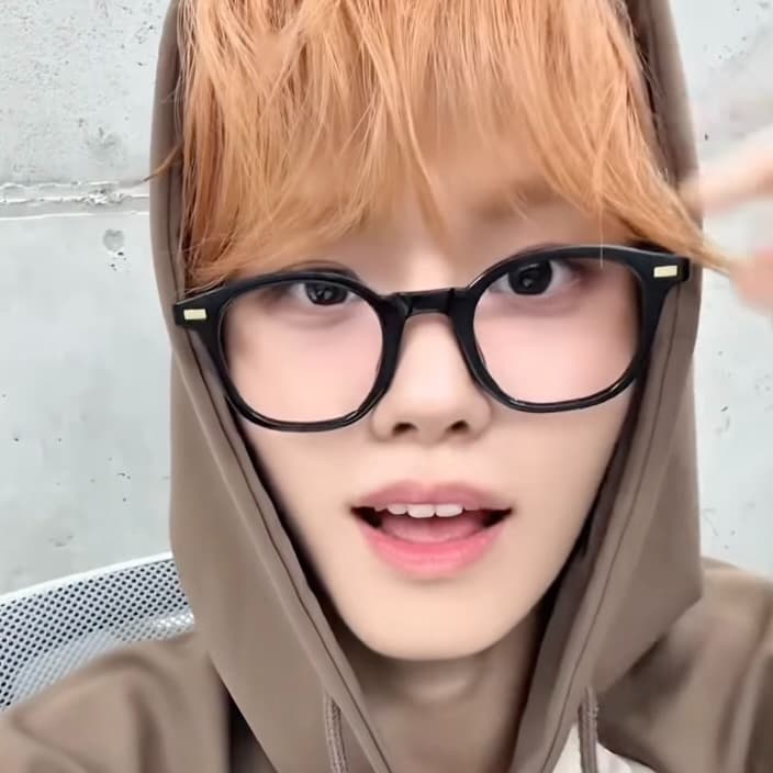 ジュウォン、20歳の誕生日に魅せた“指ハート”と笑顔にファン歓喜