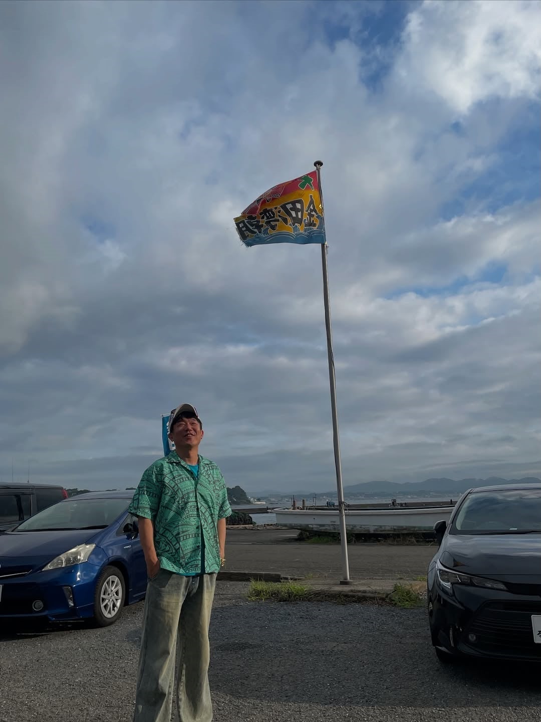 海の男に変身か⁉海を背に空を見上げる、ペナルティヒデが何を思う⁉