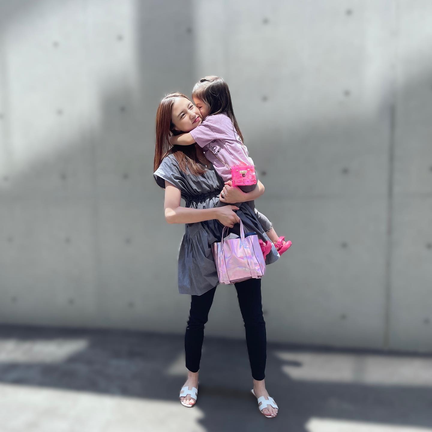 「かわいいが大渋滞😍」丸高愛実さん、長女の甘えたがりにメロメロ💕