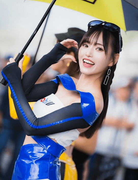 「青の衝撃」人気レースクイーン・引地裕美、太陽スマイルショットでファンの心を鷲掴みに！