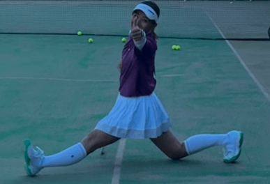 「コートでズザザザー！」テニス美女子・宇野真彩、ファン大歓喜のスライドムービーを披露し話題沸騰「ジョコビッチみたい」