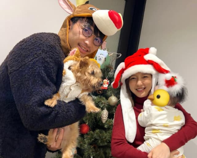 真野恵里菜、クリスマスに幸せあふれる家族写真を公開「今年の家族写真はこんな感じになりました」