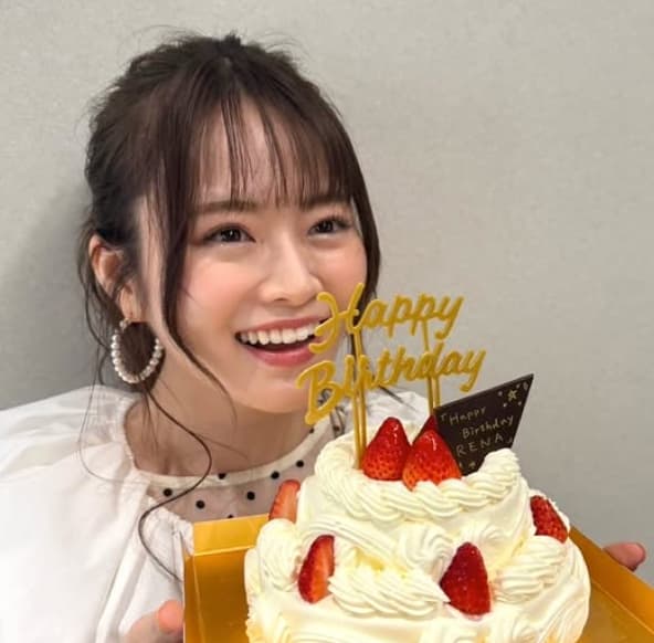 「おめでたい1日！」山崎怜奈、28歳の誕生日を迎えたことをファンに報告！