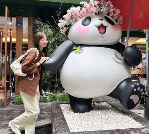 「パンダめっちゃ可愛い」美女タレントの中国旅行記！映えすぎ”パンダ2ショット”が癒されすぎと話題に「楽しそう」