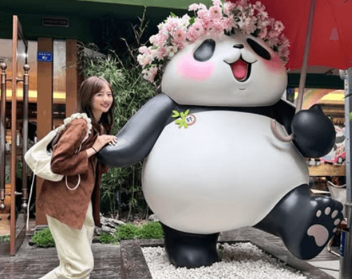 「パンダめっちゃ可愛い」美女タレントの中国旅行記！映えすぎ”パンダ2ショット”が癒されすぎと話題に「楽しそう」