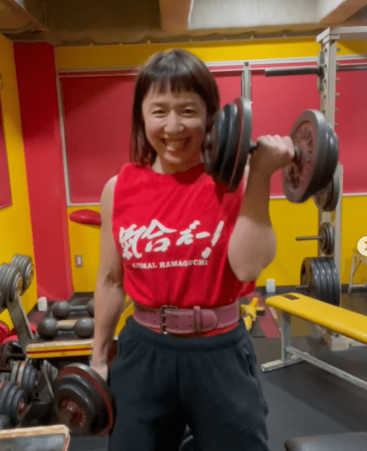 「ダンベル1つ20kgいきま～す！」浜口京子、"常にスマイル"筋トレムービーにファン驚愕！？