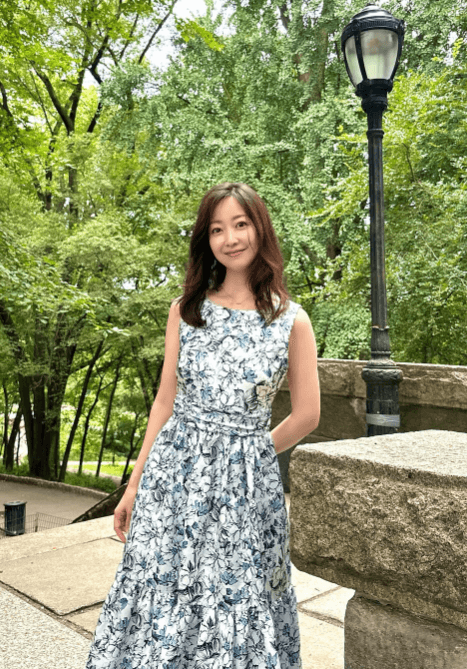 黒川智花、夏を感じる爽やかワンピースでNYの季節の移ろいをシェア