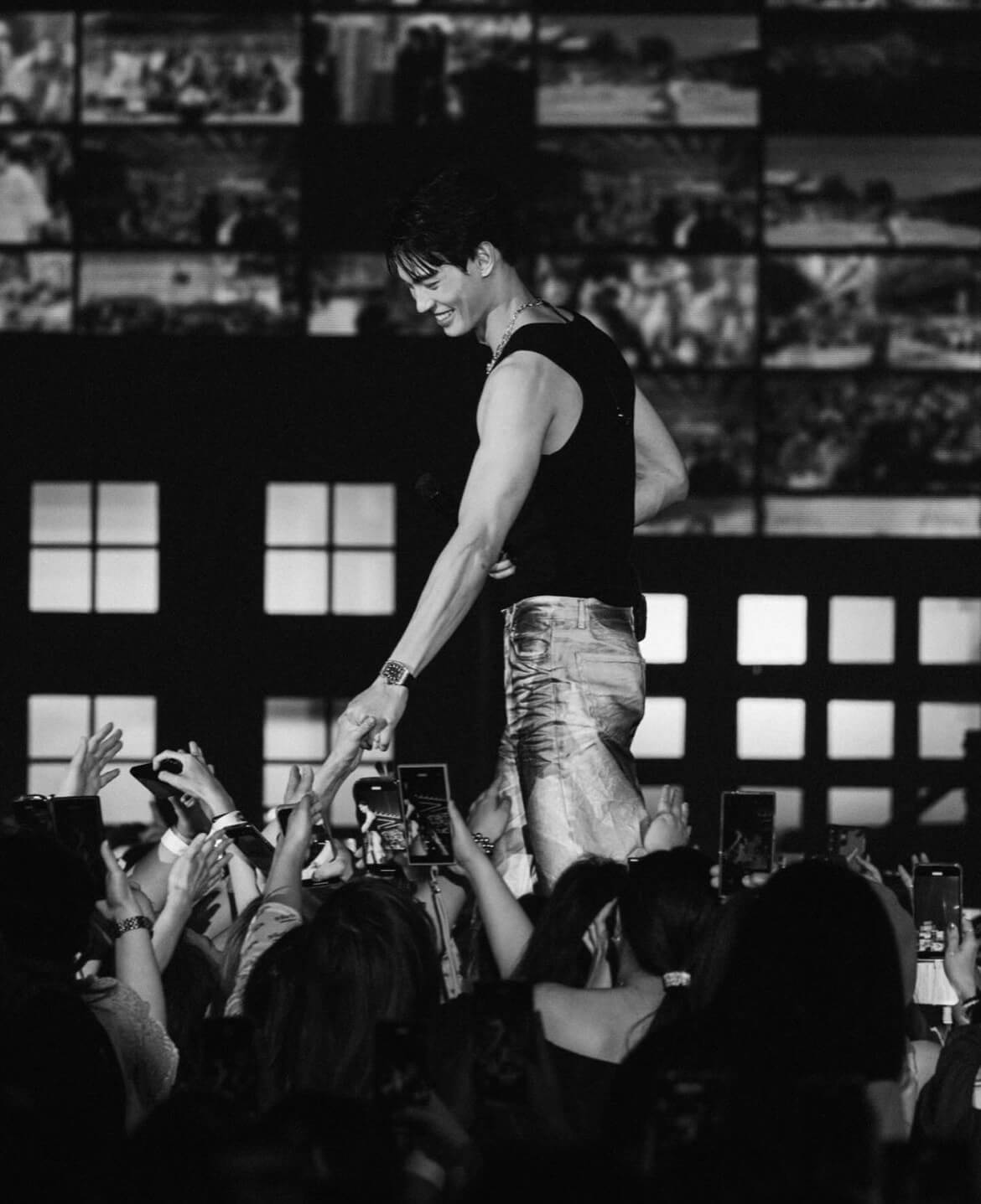 タイ俳優・ウィンが1st ソロファンミーティングのオフショット公開💚🐰「So proud of you 💚」