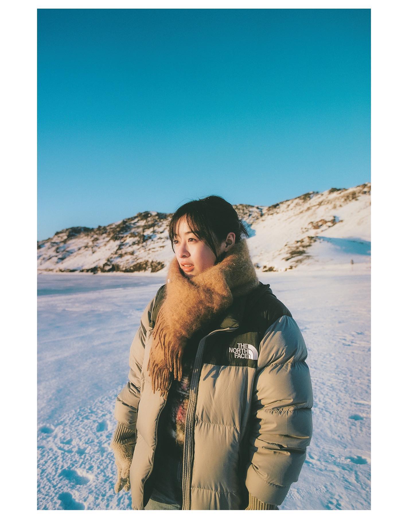 雪原で何かを見つめている森七菜👀