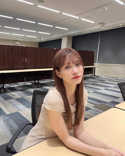 めるるが日経トレンディ経済誌イベントに登壇！ベージュのドレス姿を披露