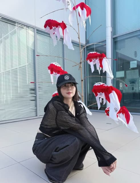 「どう見ても金魚やろ」岡田紗佳がおしゃれなファッションでのオフショットをシェアしファン歓喜