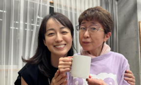 「やっぱり更地は最高！」及川奈央が舞台稽古を訪問「笑いっぱなしの時間でした」