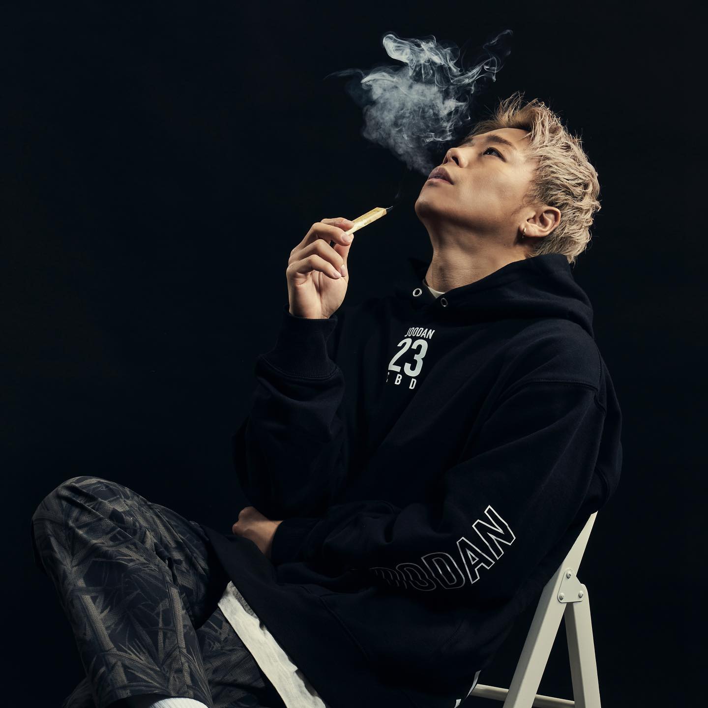 武尊、大人の魅力溢れるショットが話題📸💜新商品を吸う姿に「きゅん死しそう🥰」