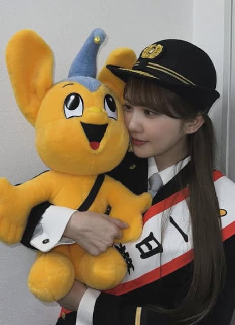 元日向坂46・加藤史帆が警察署長に！？警察服が似合いすぎ！