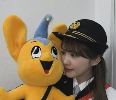 元日向坂46・加藤史帆が警察署長に！？警察服が似合いすぎ！