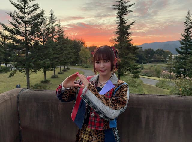 あのシンガーソングライターが“マジックタイム”を堪能「衣装も景色も凄く素敵」