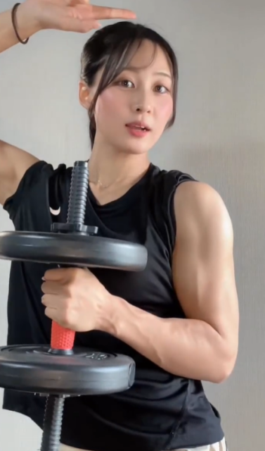 激カワ美顔にムキムキマッスル！美女スプリンターの