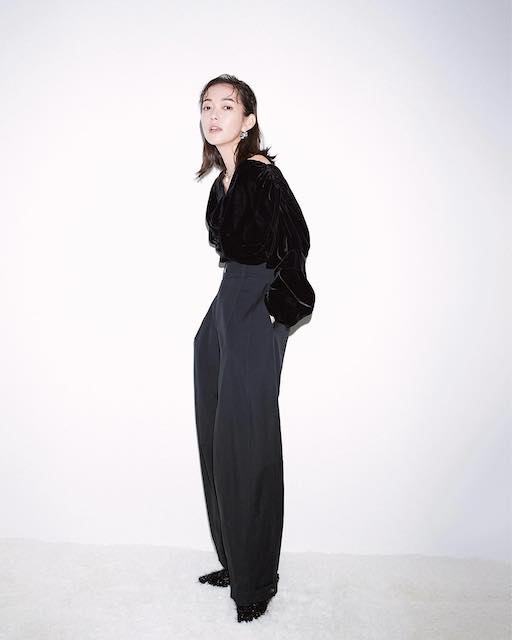 佐藤栞里 8頭身スタイル抜群ショットが話題に😲クールな表情にファン悶絶💖