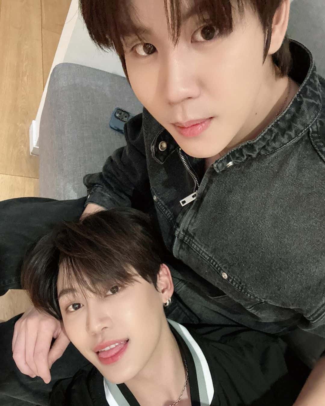 人気俳優のラブラブショットにファン歓喜！「ひ、膝枕！？供給ありがたい」