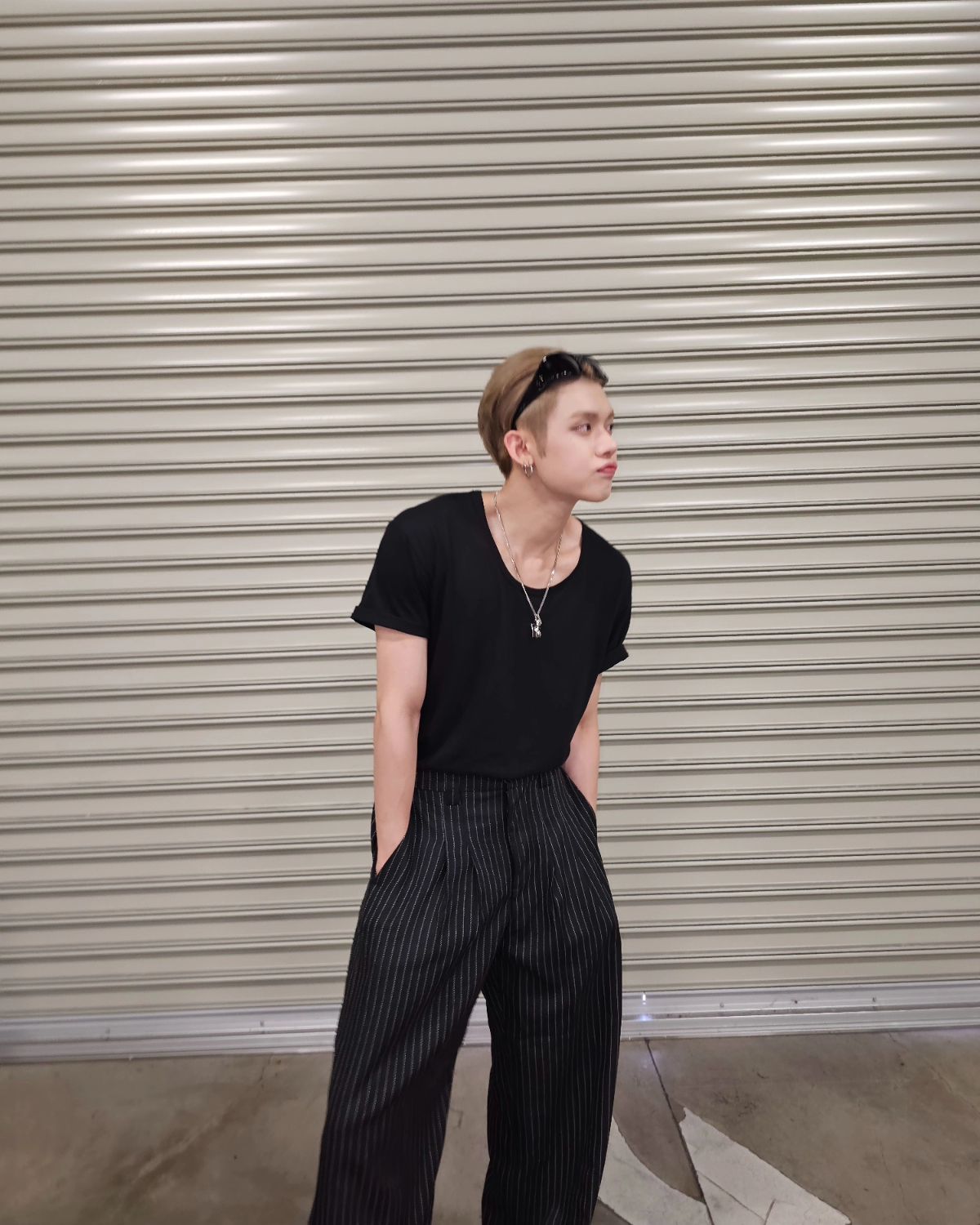 大人気韓国アイドルが金髪オールバックでキメ顔！「立つだけでそこがインスタ映えスポット」