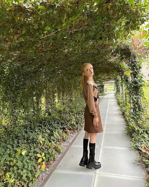 永野芽郁 最新オフショットを公開❗️金髪×茶色セットアップの新スタイル披露💛🤎