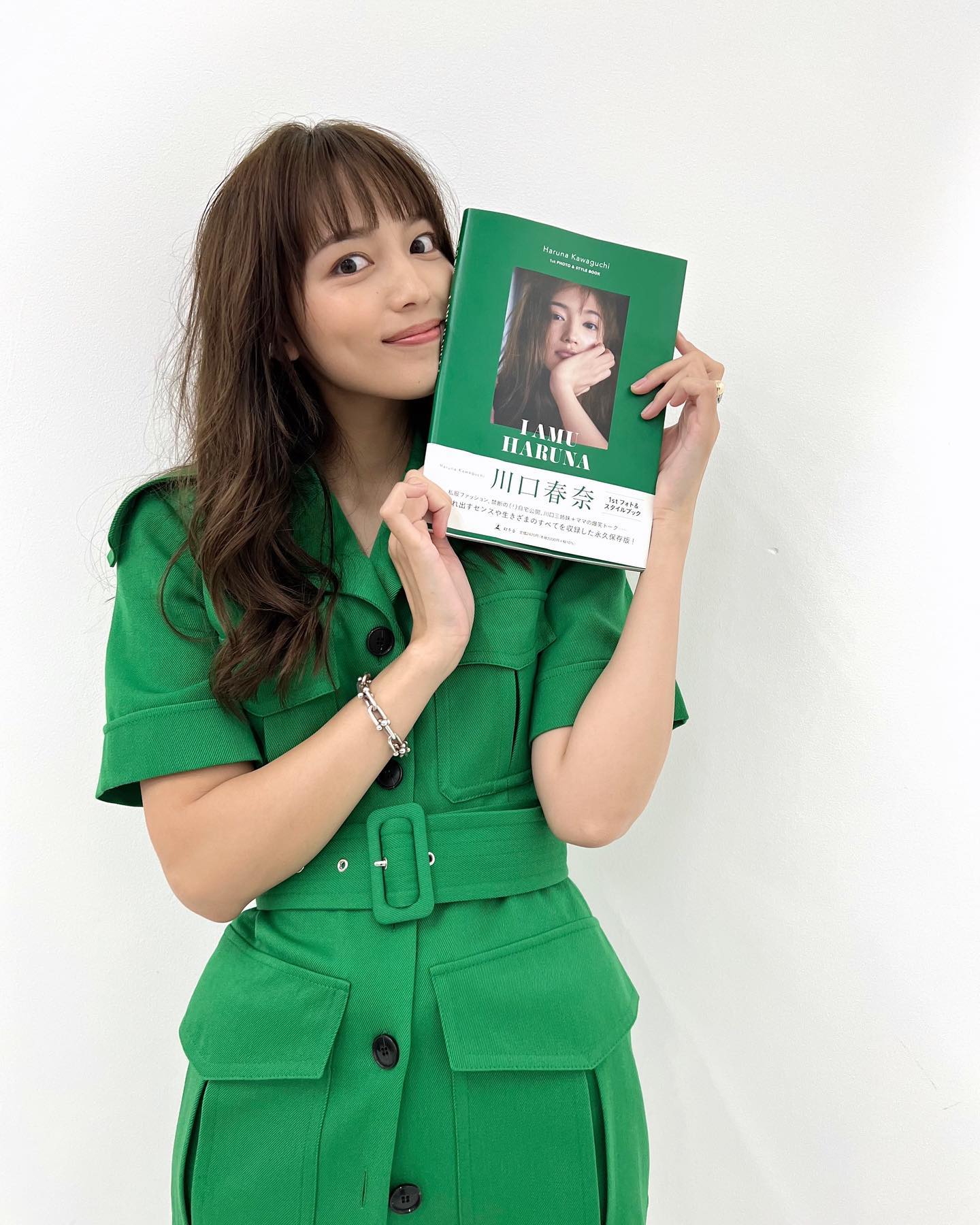ドラマ「silent」で話題の川口春奈がスタイルブック発売を報告「まーーーーじかわい💚」