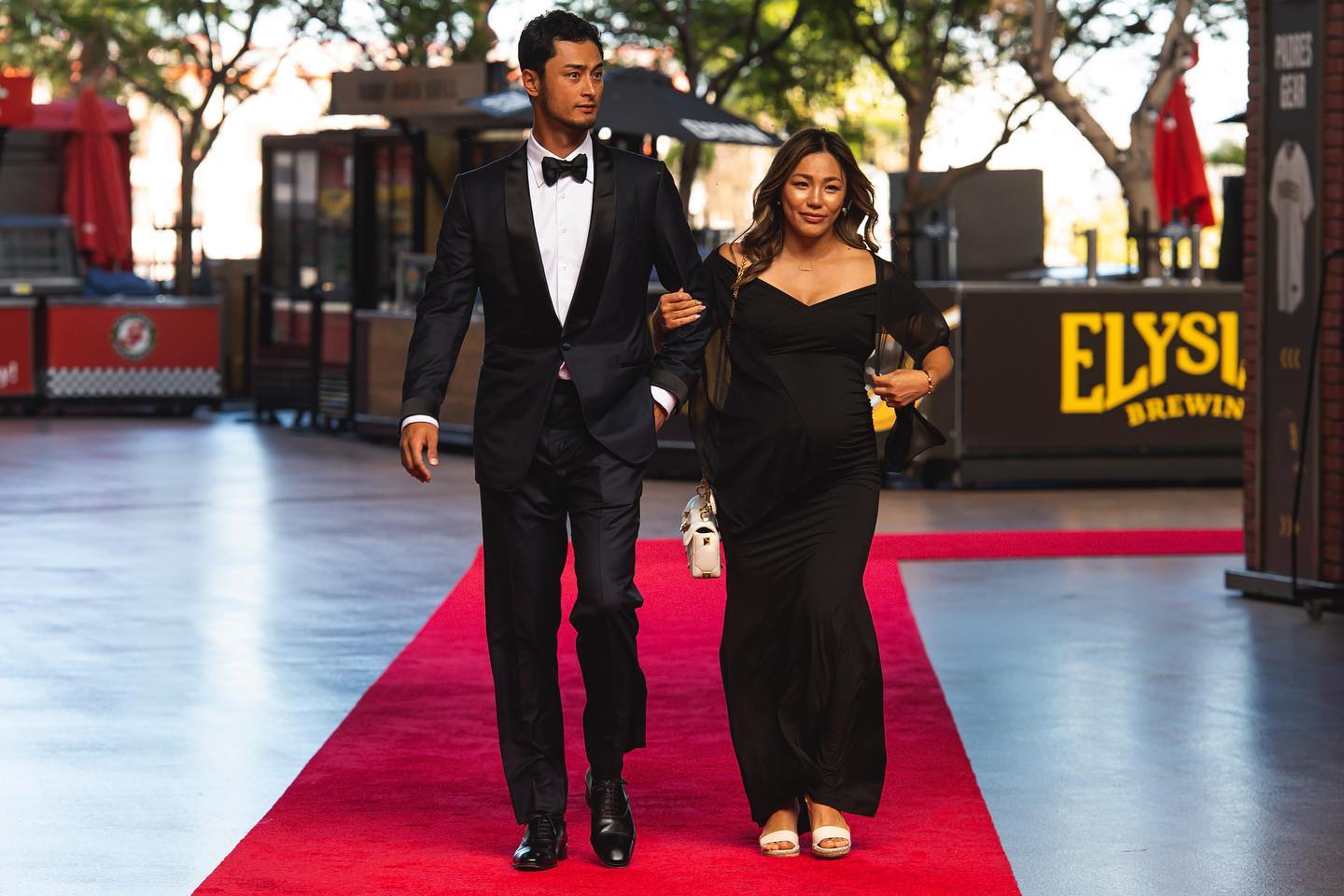 ダルビッシュ有と妊娠中の妻・聖子さんがレッドカーペットに👀✨