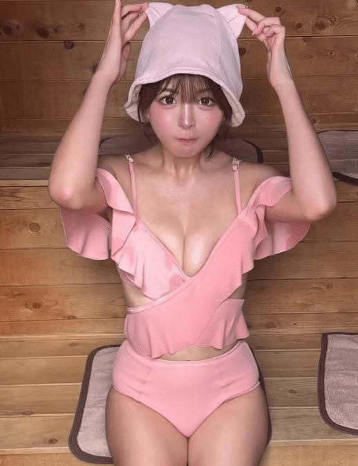 「サウナガール可愛いー！」話題のデカ盛りクイーン、”ピンク耳＆ロマンスウェア”のサ活ショットにファンの心音UP！