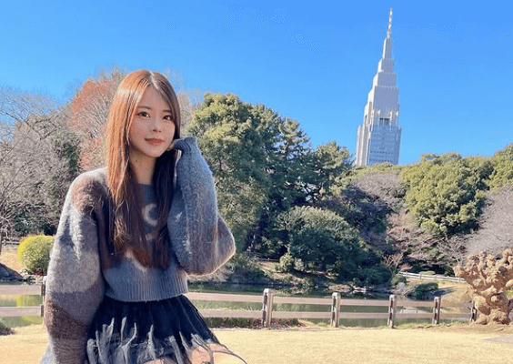 「鉛筆みたいな建物が気になって…」高身長ラウンドガール、”美脚全開・着座ショット”に見とれるファン続出！「so cute」