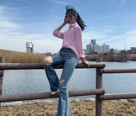 「メロメロになりました」キュートなスポーツ女子、クラッシュジーンズ姿の”ポートレートしま専科・ショット”を披露！ファン歓喜