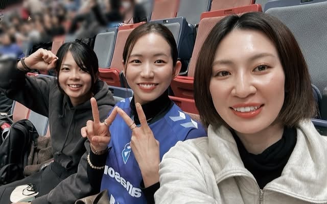 元女子バレー日本代表・佐藤美弥、「現役以来？」の仲間たちと笑顔でスリーショット！