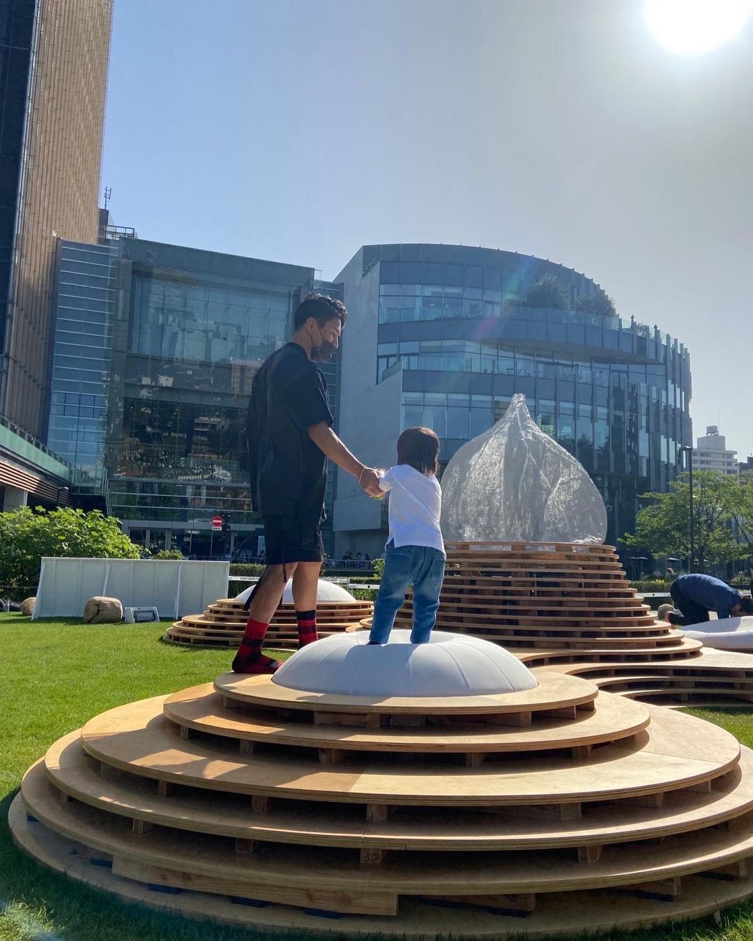 魔裟斗が我が子との公園手つなぎショットを披露「世界一カッコイイお父さん🔥🔥🔥」